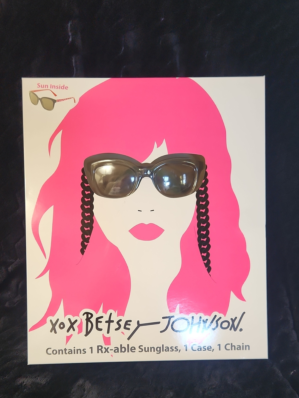 BETSEY JOHNSON Giftable Sunglasses/Case/Chain Set